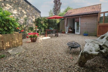 WREATH GREEN ANNEXE, pet friendly, with open fire in Tatworth