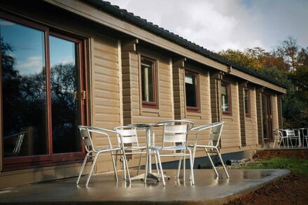 Sleat Lodge -  a cabin that sleeps 6 guests  in 3 bedrooms