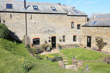 COWSLIP COTTAGE, pet friendly, with a garden in Frogmore