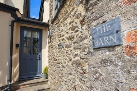 LITTLE COTTON BARN, pet friendly, with a garden in Dartmouth