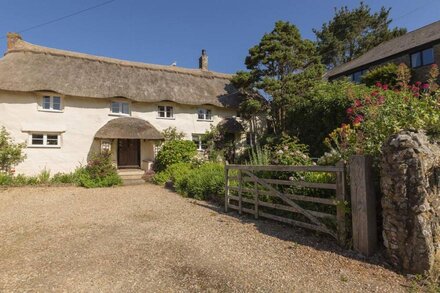 HIGHER COLLATON COTTAGE, family friendly in Malborough