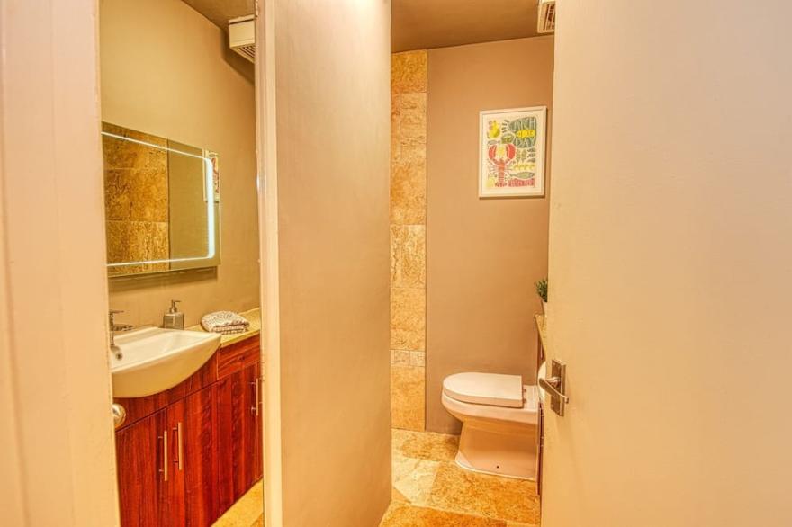 Modern 2 Bedroom Flat w/Garden & Free Parking