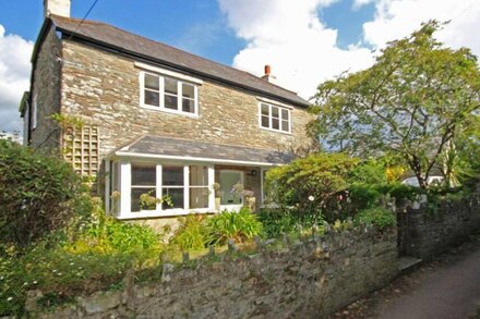 SUMMER COTTAGE, pet friendly, with open fire in Salcombe