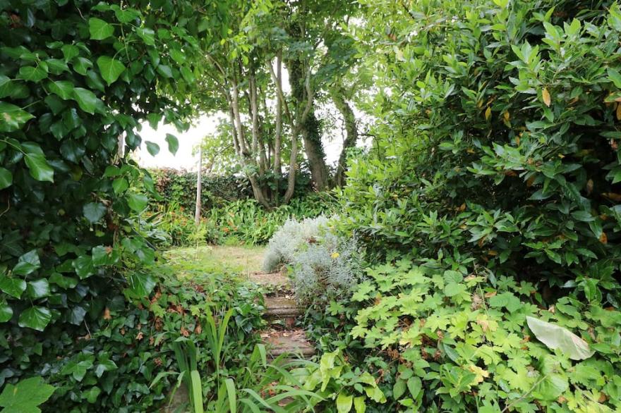 THE LITTLE DAIRY, pet friendly, character holiday cottage in Pembroke