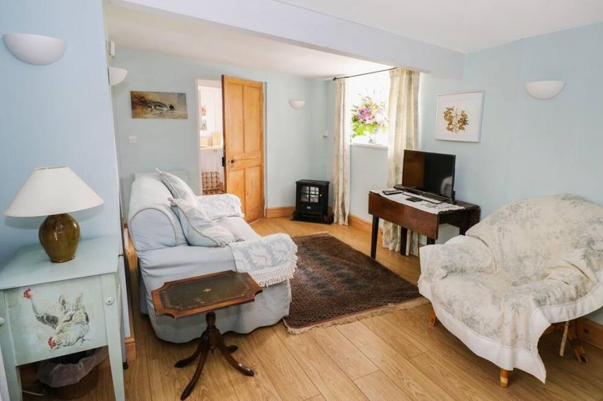 THE LITTLE DAIRY, pet friendly, character holiday cottage in Pembroke