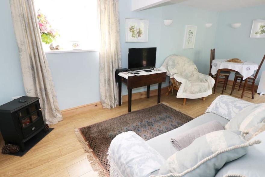 THE LITTLE DAIRY, pet friendly, character holiday cottage in Pembroke