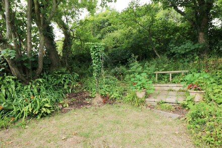 THE LITTLE DAIRY, pet friendly, character holiday cottage in Pembroke