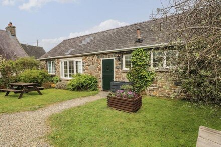 MINCORN COTTAGE, pet friendly, character holiday cottage in Roch