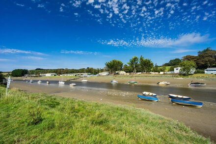 Perfect for cyclists & walkers mins from Camel Trail, estuary views sleeps 4