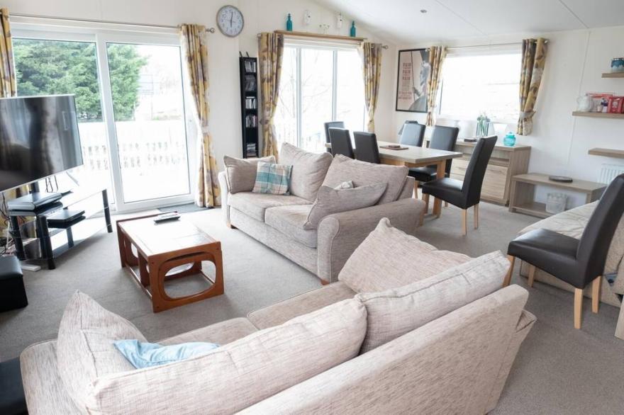 7 berth stunning lodge St Osyth Beach Holiday Park in Essex ref 28019FV