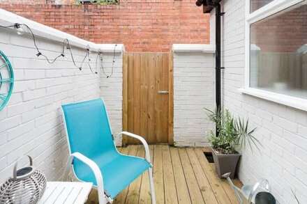 Secret Courtyard Cottage Within Chester City Walls - 5 Min Walk to Racecourse