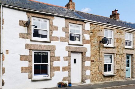 Cosy cottage in Portleven. Sleeps 3, 2 bed, log burner, coastal beach break.