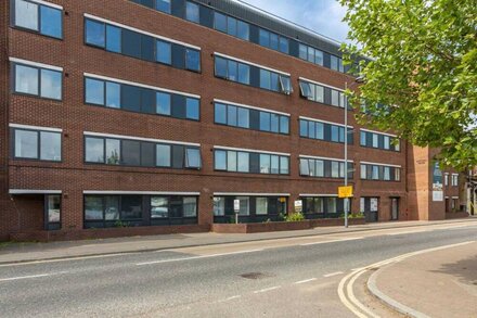 Modern 1 Bed Apartment in the Heart of Eastleigh