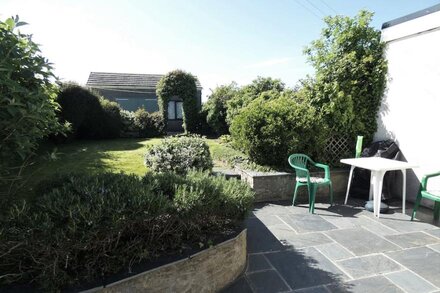 HILLCREST, pet friendly, with open fire in Port Eynon