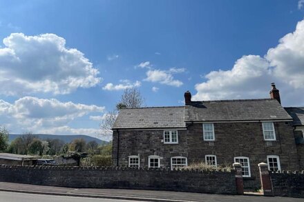 ROSE COTTAGE, pet friendly, character holiday cottage in Abergavenny