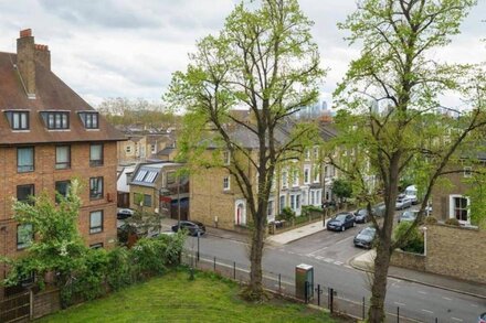 Light Spacious Apartment in Victoria Park Village