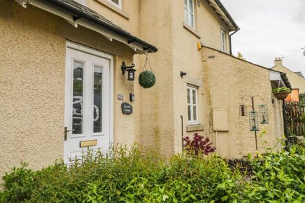 BRAMBLE COTTAGE, pet friendly, with a garden in Sedbergh