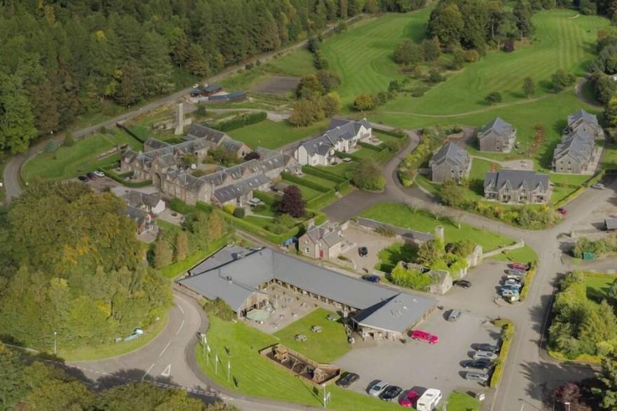 Mains of Taymouth, KENMORE ~ 5* Mains Park Court - sleeps 9 in 5 bedrooms