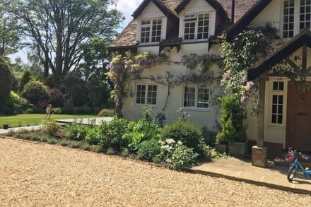 Idyllic 4 bedroom cottage in Brockenhurst w direct forest access