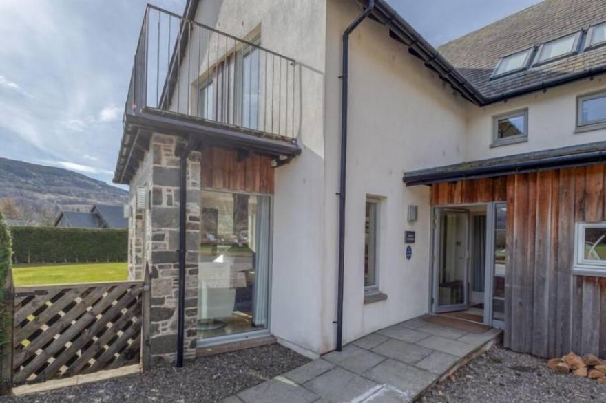 Mains of Taymouth, Kenmore ~ 5* Easter Bruadair - sleeps 10 guests  in 5 bedrooms