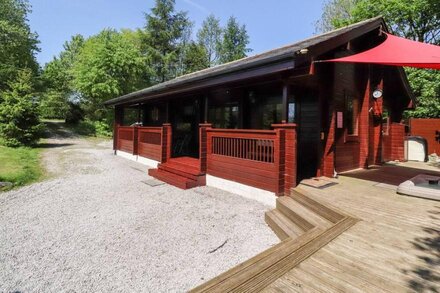 GISBURN FOREST LODGE, pet friendly, with hot tub in Wigglesworth