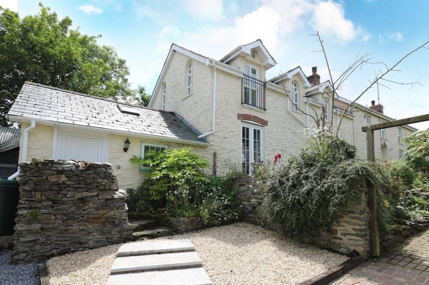SPRING COTTAGE, Pet Friendly, With A Garden In Pentre-Cwrt