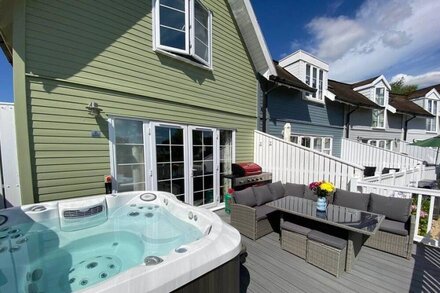 Luxury lakeside lodge with hot tub, pet friendly