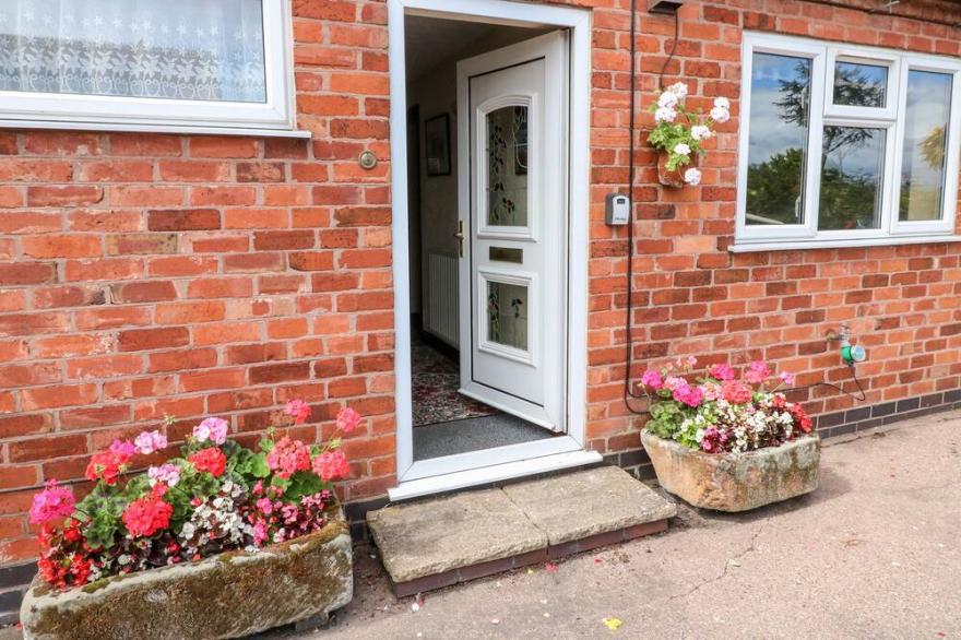 SUMMERFIELDS, Family Friendly, Character Holiday Cottage In Uttoxeter