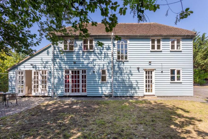 7 Bed Detached Cottage with Free parking and WiFi