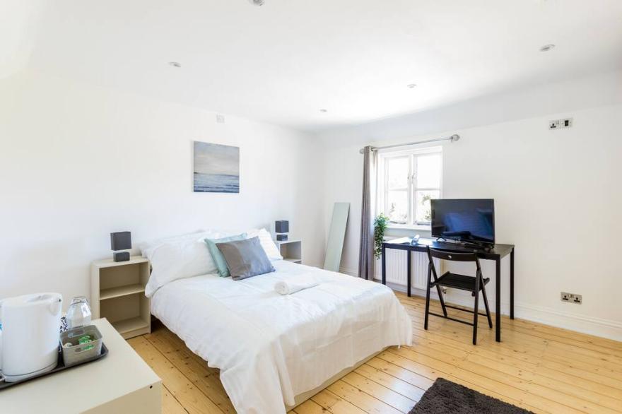 7 Bed Detached Cottage with Free parking and WiFi
