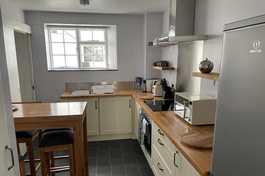 Waterfront 2 bedroom property with superb harbour views.