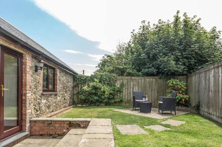 WOODPECKER COTTAGE, pet friendly, with open fire in Bradworthy