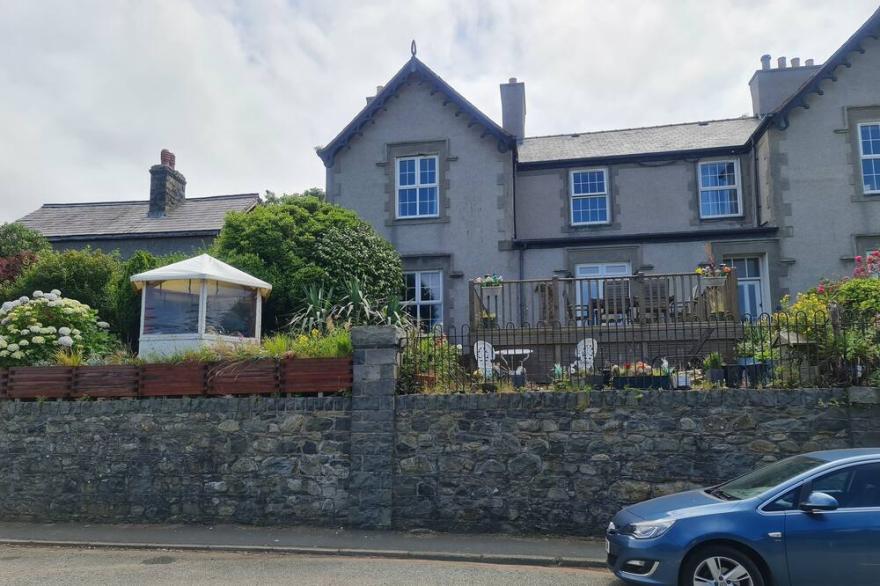 Stunning Sea View, Immaculate 4-Bed Family House