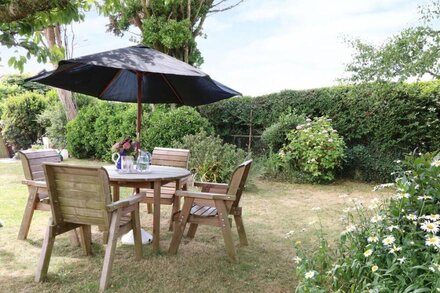 CLEAVE COTTAGE, pet friendly, with a garden in Bigbury-On-Sea