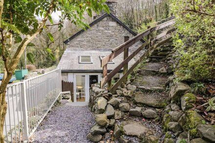 DELFOD COTTAGE, pet friendly, character holiday cottage in Harlech