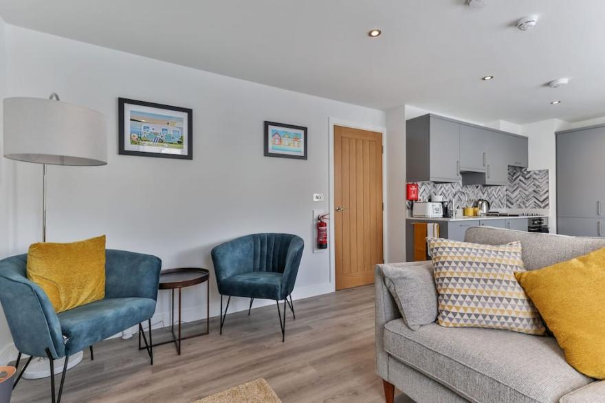 13 Belle House - Apartment 1, 2 bedrooms, 2 bathrooms, parking, 2 mins to beach