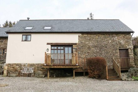 THE THRESHING BARN, romantic, with pool in Okehampton