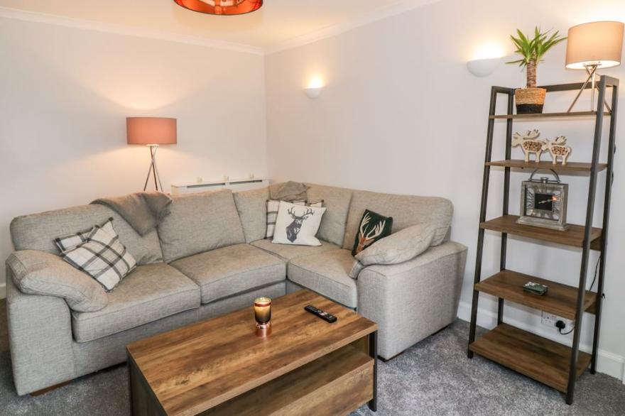 IVY BANK, pet friendly, luxury holiday cottage in Thornhill