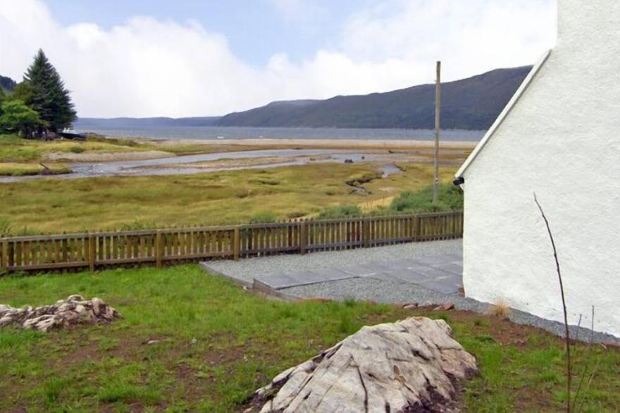 RODDY'S COTTAGE, Pet Friendly, Character Holiday Cottage In Glenelg