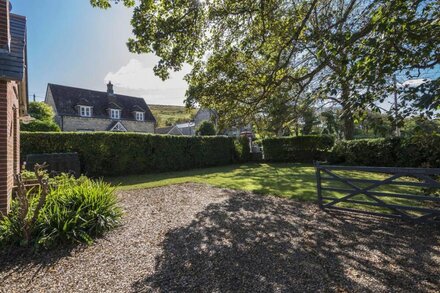 ST MARY'S CHAPEL, family friendly, with open fire in West Lulworth