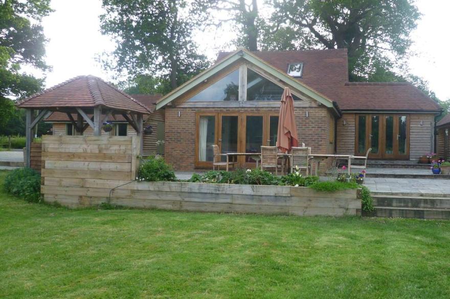 SLEEPS 10-12 - 5 Bed RURAL Oak Framed Contemporary House With 3 Studios In AONB