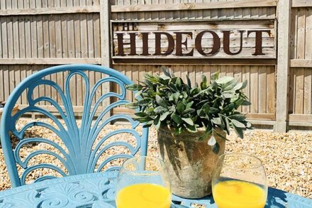 THE HIDEOUT, pet friendly, country holiday cottage in Selsey