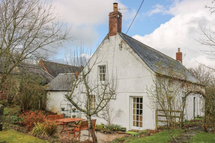THE COTTAGE, POLWARTH CROFTS, Pet Friendly, With Open Fire In Duns