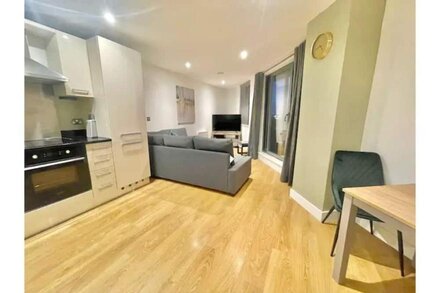 Chic Leeds City Apartment, Free Parking, Balcony