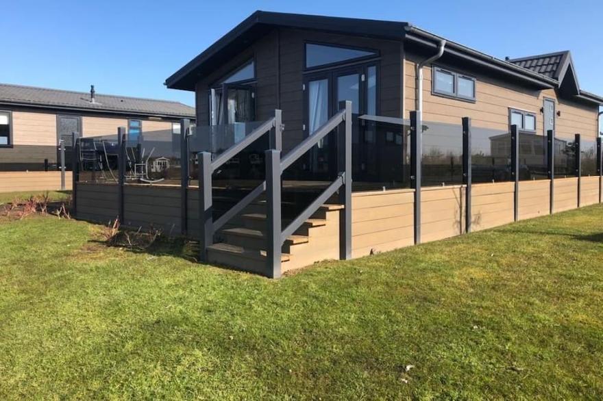 Luxurious Oakwood Lodge with Lake View and Glorious Balcony Sunsets