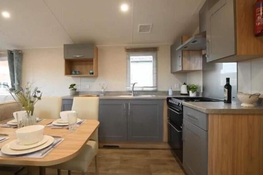Charming 3-Bed Caravan In Colchester Mersea Island