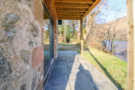 BOAT HOUSE, romantic, character holiday cottage in Invergarry