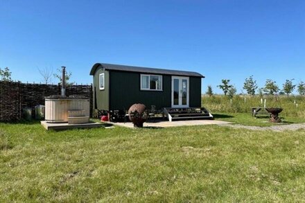 Stunning Lakeside Shepherd's Hut - Hot Tub & Sauna