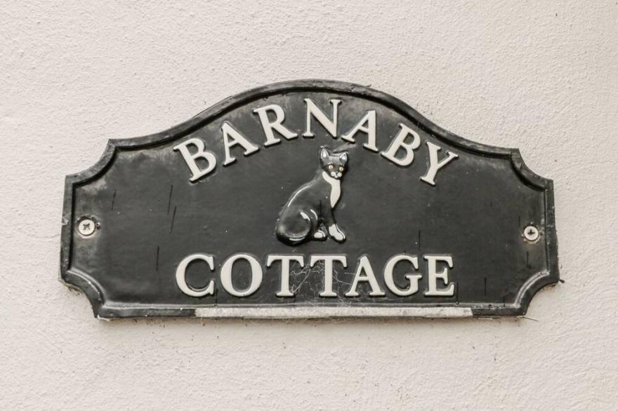 BARNABY COTTAGE, pet friendly, with a garden in Hutton Rudby