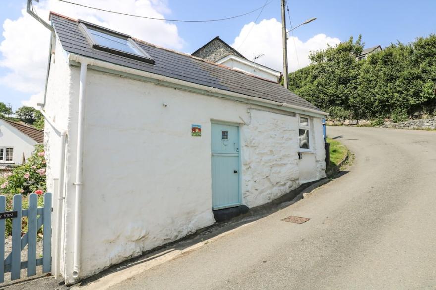 THE OLD STABLE, pet friendly, character holiday cottage in Porthallow